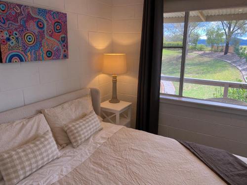 Rúm í herbergi á Cosy Farm stay minutes from heart of Mudgee