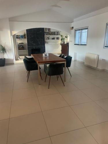 une salle à manger avec une table et quelques chaises dans l'établissement Villa AKOA, à Aix-en-Provence