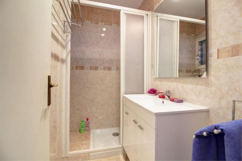 ロザスにあるGlobal Immo 2133 Hort de Marのバスルーム(シャワー、シンク、シャワー付)