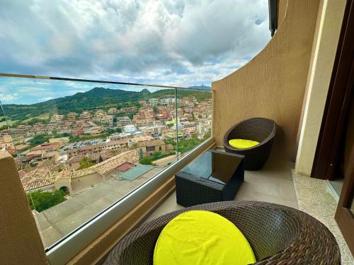 Camera dotata di balcone con vista sulla città. di Studios con vista a Villasimius