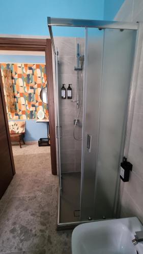 a bathroom with a glass shower with a sink at Dimoranna Casa Vacanza con Parcheggio Privato in Pizzo