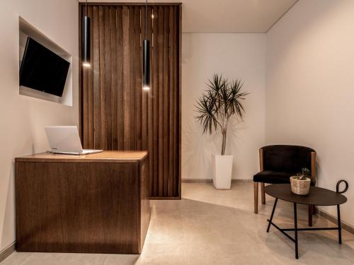 New Beach Hotelにあるテレビまたはエンターテインメントセンター