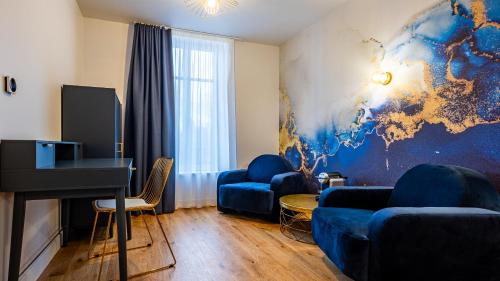 Una televisión o centro de entretenimiento en Solstice Beaune - Hôtel et Terroir