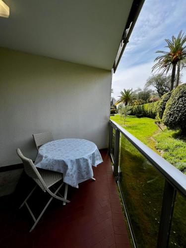 d'une table et d'une chaise sur un balcon avec vue. dans l'établissement Parc Montfleury, à Cannes