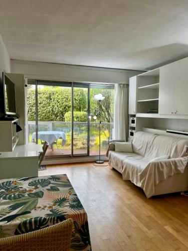 un salon avec un lit et une grande fenêtre dans l'établissement Parc Montfleury, à Cannes