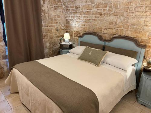 A bed or beds in a room at MILESTONES FAMILY SUITE - Rione Monti