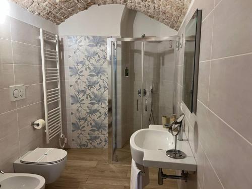 A bathroom at MILESTONES FAMILY SUITE - Rione Monti