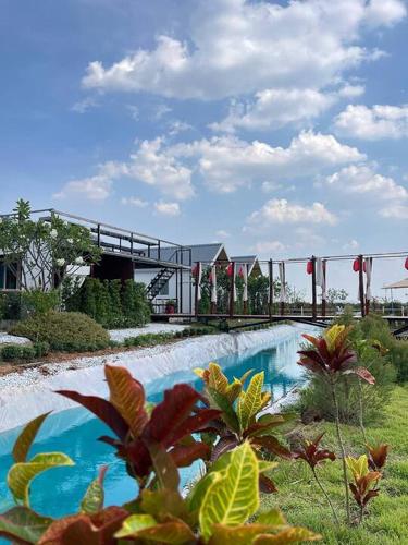 a swimming pool in the middle of a resort at Idin Klin Pha Man in Ban Nong Pla Siu