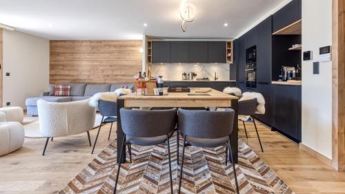 une cuisine et un salon avec une table et des chaises dans l'établissement Appartement La Terrasse, aux Houches