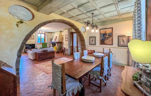 jadalnia ze stołem i salonem w obiekcie Luxury Villa with pool by Varental w mieście Melezzole