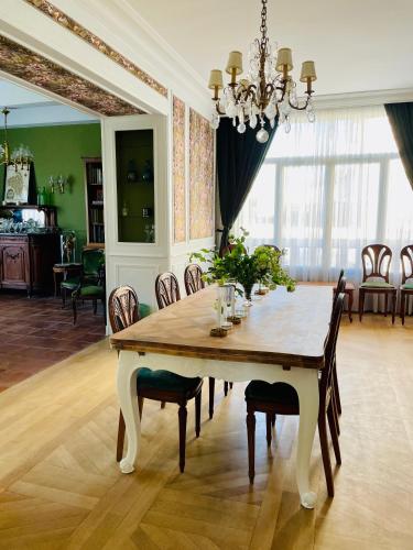 a dining room with a table and chairs at La Maison au toit vert in Espalion