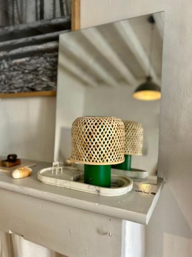 un gâteau assis au-dessus d'un comptoir dans l'établissement Lumineuse maison de centre-ville, à Arles