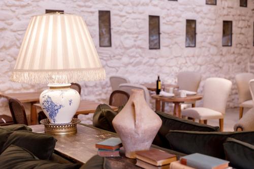 Ein Sitzbereich in der Unterkunft Hotel Castell de Vallgornera