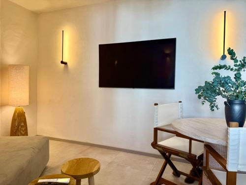 TV a/nebo společenská místnost v ubytování Recién reformado Tirititrán boutique a pie de playa