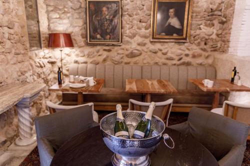 Getränke in der Unterkunft Hotel Castell de Vallgornera