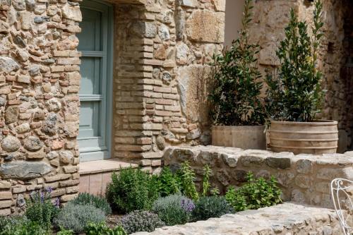 Ein Garten an der Unterkunft Hotel Castell de Vallgornera