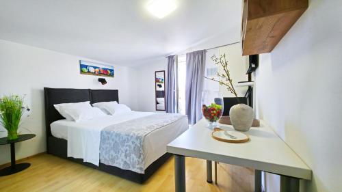 Ένα ή περισσότερα κρεβάτια σε δωμάτιο στο Apartmani Tri Ferala - Pakoštane
