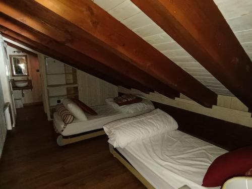 deux lits superposés assis dans une pièce avec dans l'établissement Charmant duplex 5 pers. à Montgenèvre avec vue - FR-1-445-29, à Montgenèvre