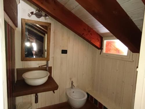 une salle de bain avec un lavabo et des toilettes dans l'établissement Charmant duplex 5 pers. à Montgenèvre avec vue - FR-1-445-29, à Montgenèvre