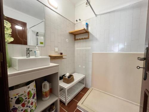 Et badeværelse på VillaMar - Praia da Areia Branca