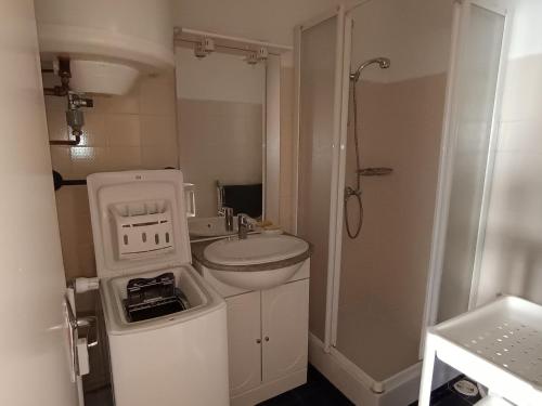 une petite salle de bain avec un lavabo et une douche dans l'établissement Appartement 2 chambres, 4 pers, terrasse, animaux acceptés, proche pistes et commerces - Montgenèvre - FR-1-445-80, à Montgenèvre