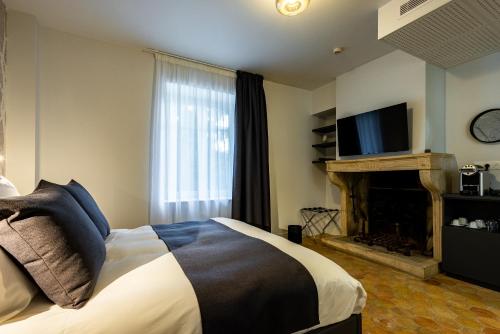 Una televisión o centro de entretenimiento en Solstice Beaune - Hôtel et Terroir