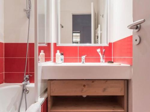 une salle de bain avec un lavabo, un miroir et une baignoire dans l'établissement Appartement 2 Pièces au Centre de La Tania, 4 Pers, Balcon, Proche Remontée Mécanique et Piscine - FR-1-513-94, à Courchevel