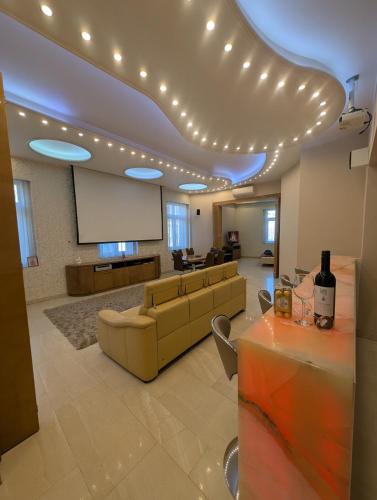 Heart Of Downtown Budapest Luxury Condo, Private Spa, Home Cinema, Patio