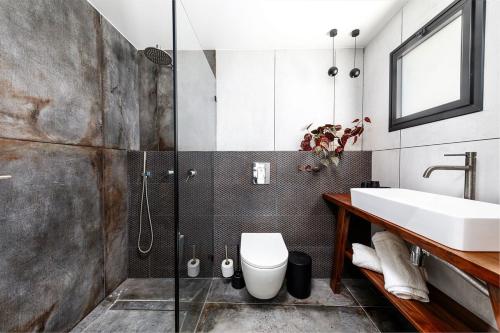 Bagno di דירה שקטה ומעוצבת עם ג'קוזי במרכז ראשלצ