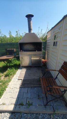 Kemudahan BBQ tersedia untuk tetamu di rumah percutian