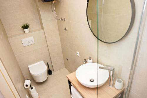 Ένα μπάνιο στο Beachfront Apartment - Janice Beach Pakoštane - Adults Only