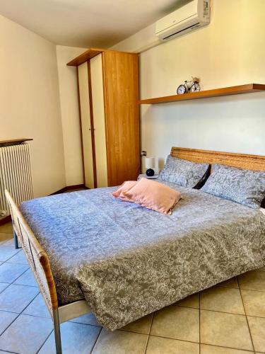 a bedroom with a bed in a room at house prua a step from the lake in Bellano
