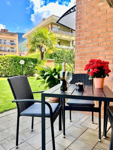 a black table and chairs on a patio at house prua a step from the lake in Bellano