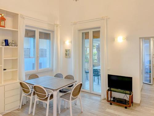 Una televisión o centro de entretenimiento en Sperlonga Cobalto Suite - Vista mare