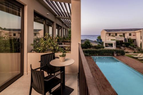 Bazén v ubytovaní New Beach Hotel alebo v jeho blízkosti