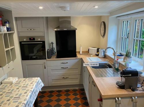 Køkken eller tekøkken på Cobbly Cottage - North Creake