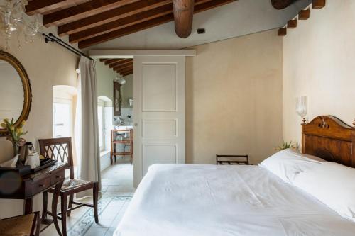 a bedroom with a bed and a table and chairs at Classique in Lazise