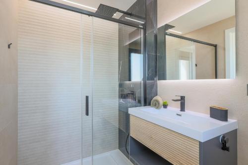 a bathroom with a glass shower and a sink at Santa Rosalia Mar Y Sol in Torre-Pacheco