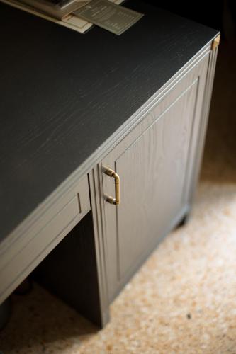 a black counter top with a gold drawer at Classique in Lazise
