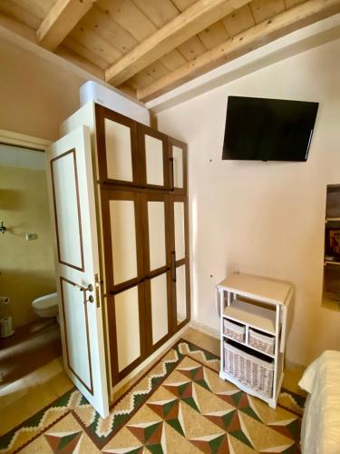 カルパトスにあるAvas studiosの壁にテレビとドアが付いた部屋