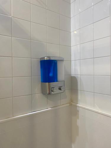 a trash can in the corner of a tiled room at Estudio luminoso, primera línea de playa de las canteras in Las Palmas de Gran Canaria