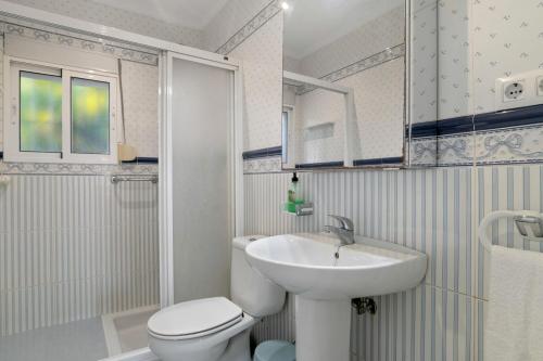Ένα μπάνιο στο Comoda y Acogedora Casa Tahivilla