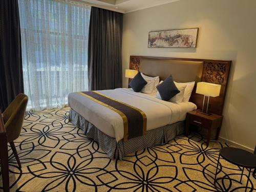 Postel nebo postele na pokoji v ubytování Lotaz Hotel Apartments - Al Salamah
