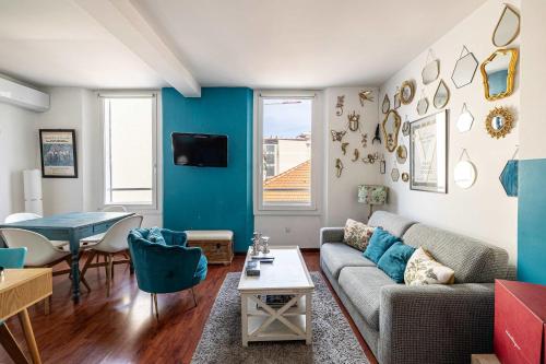 un salon avec un canapé et une table dans l'établissement LE MIROIR D'ANDRÉ séjour de bonheur au cœur de Cannes, à Cannes