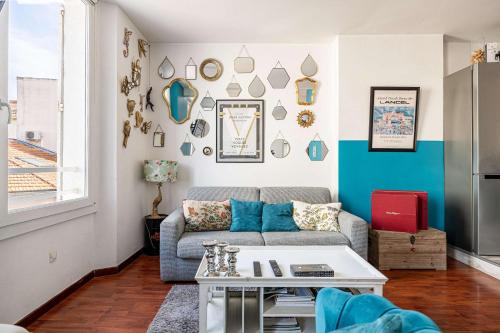 un salon avec un canapé et une table dans l'établissement LE MIROIR D'ANDRÉ séjour de bonheur au cœur de Cannes, à Cannes