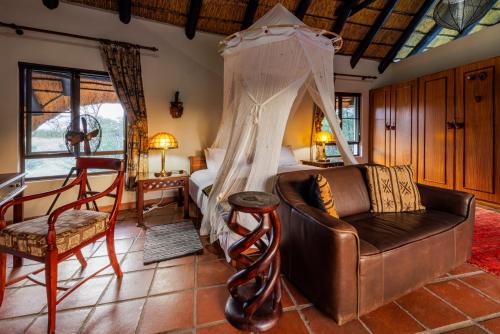 Katil atau katil-katil dalam bilik di Ohorongo Safari Lodge
