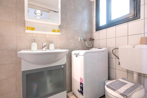 Industrial-Style Apt in Psyrri, Walk to Acropolis