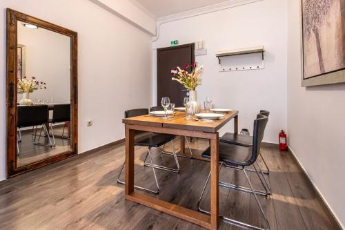 Industrial-Style Apt in Psyrri, Walk to Acropolis