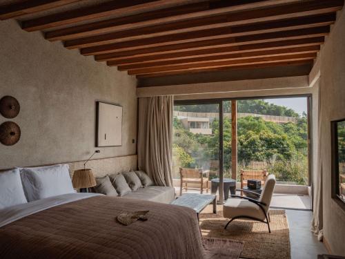 une chambre avec un grand lit et une grande fenêtre dans l'établissement Sanyea You Gan Wan Secluded Resort Hotel-Free Yacht Experience, à Shenzhen