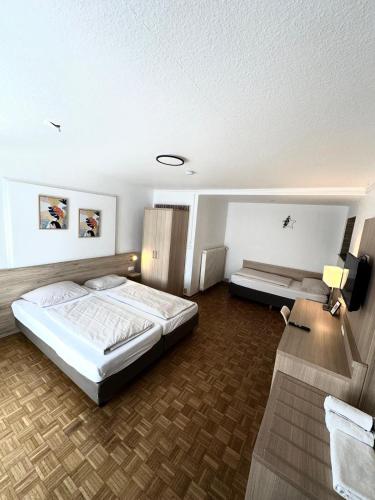 a bedroom with a large bed in a room at Pension im Heidort in Oyten